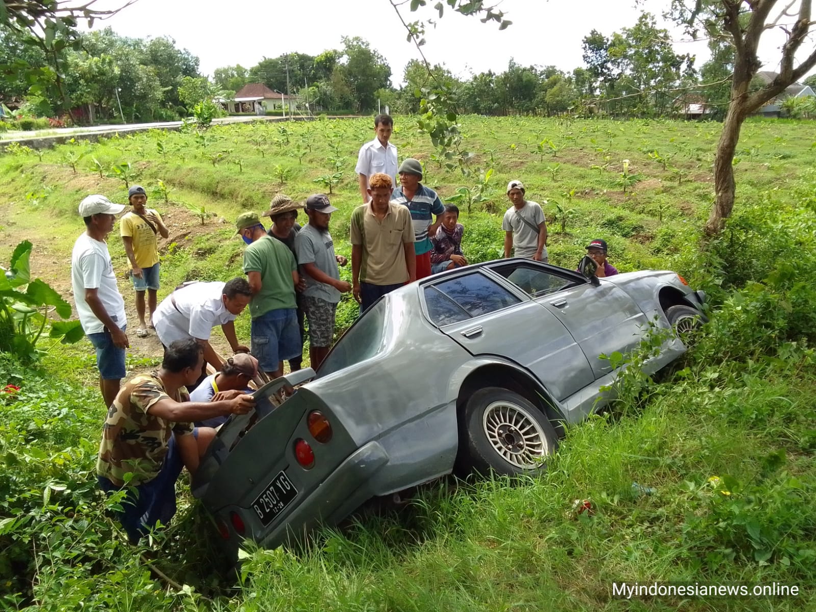 Sebuah Mobil Terperosok Sawah,Sopir Baru Belajar