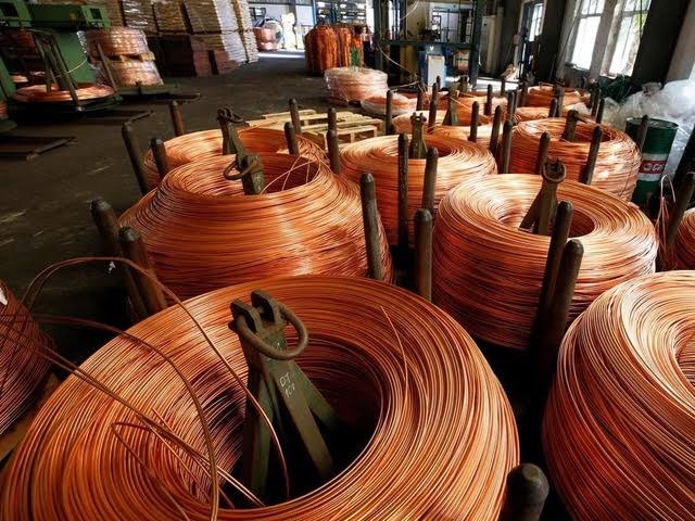 Tembaga Jatuh dalam Protes COVID di China, Harga Emas Turun Awal Pekan