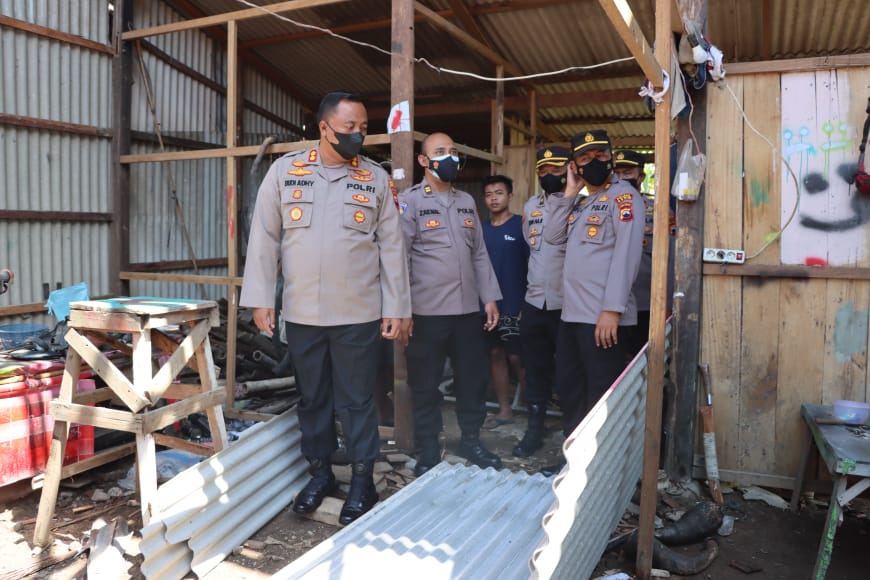 Polres Demak Bagikan Ratusan Genteng dan Asbes Kepada Korban Puting Beliung