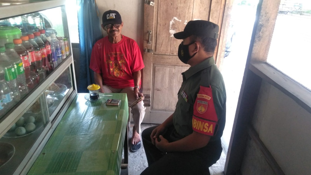 Manfaatkan Warung Kopi, Babinsa Komunikasi Bersama Warga