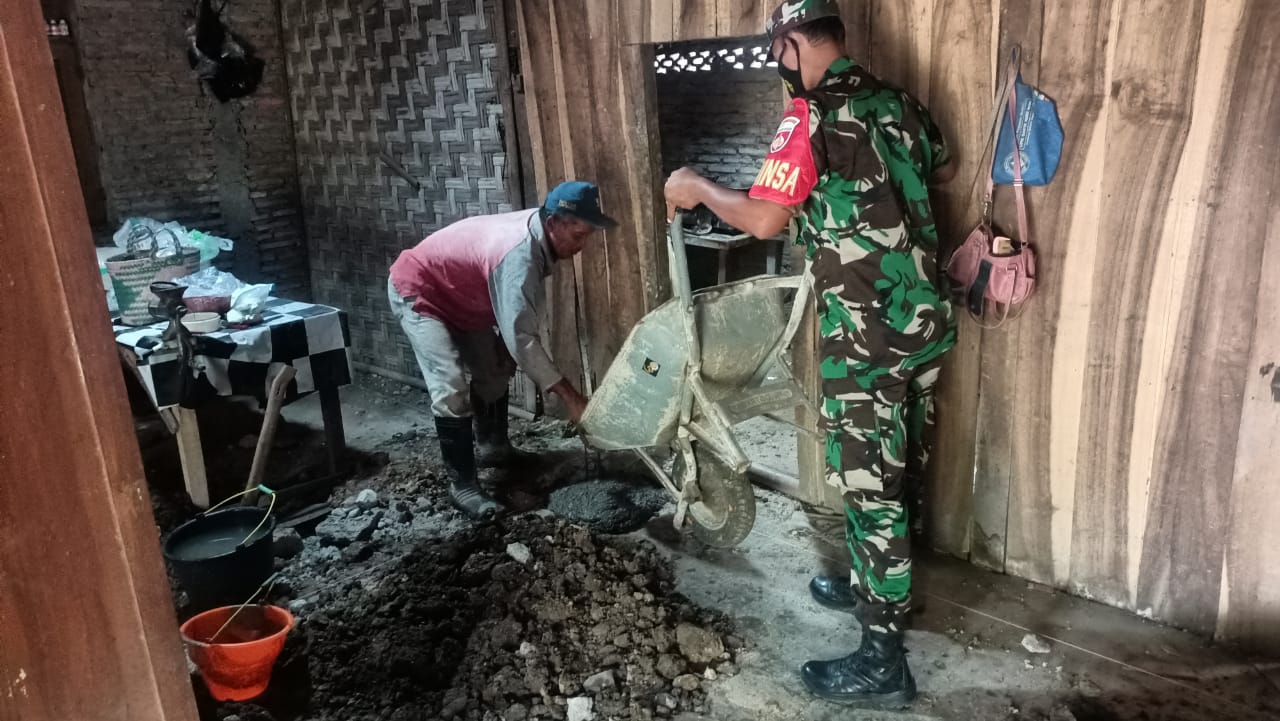 Semangat Tak Pernah lelah, Babinsa Bantu Warga Rehab Rumah