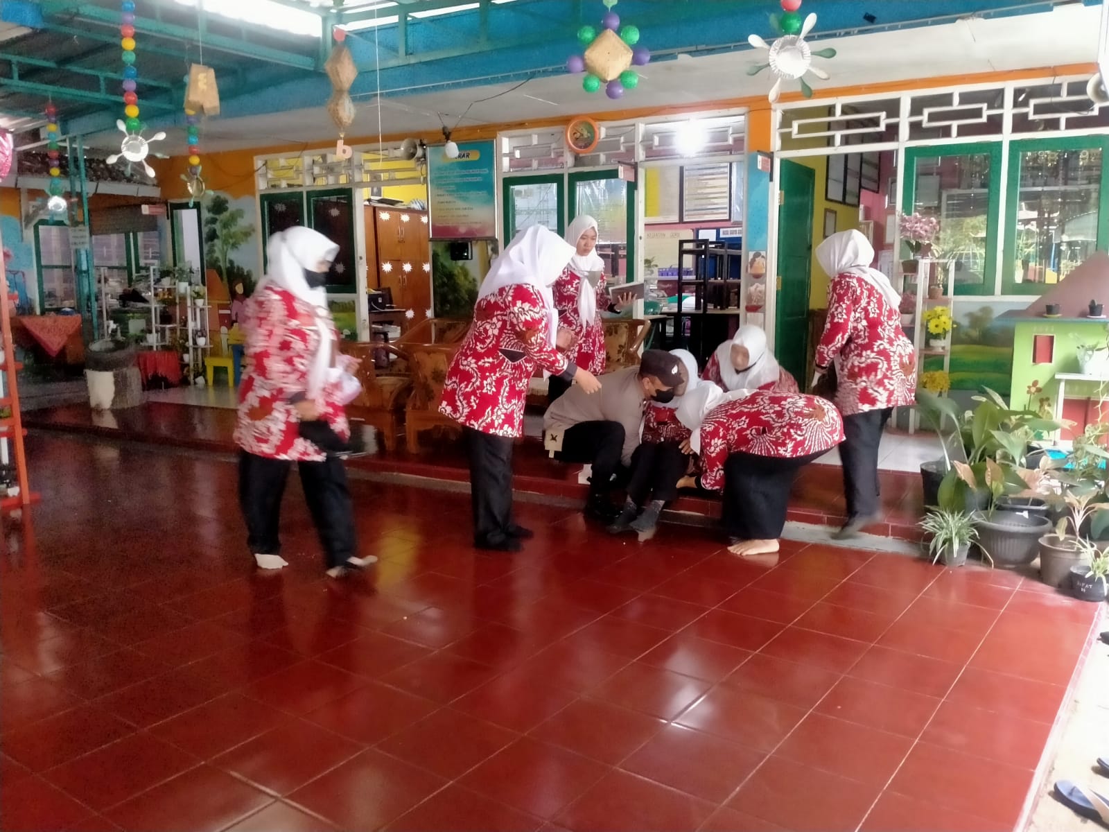 Breaking News!! Polisi Sigap Tolong Guru Pingsan