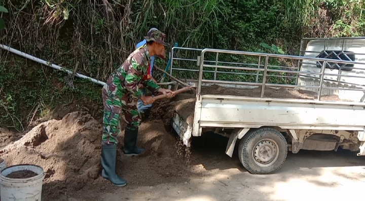 Babinsa Peduli Warga Turut Bantu Dalam Pembangunan Talud di Wilayah Binaannya