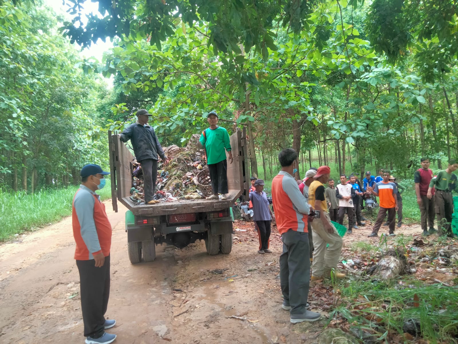 Sampah Dimana-mana,Pramuka Wanabakti Lakukan Giat Bersih-bersih Bersama Perhutani