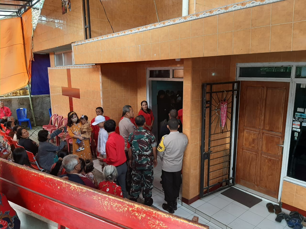 Sinergi Polsek dan Koramil Sawangan Dalam Pengamanan Perayaan Natal Di GPDI Elshadai