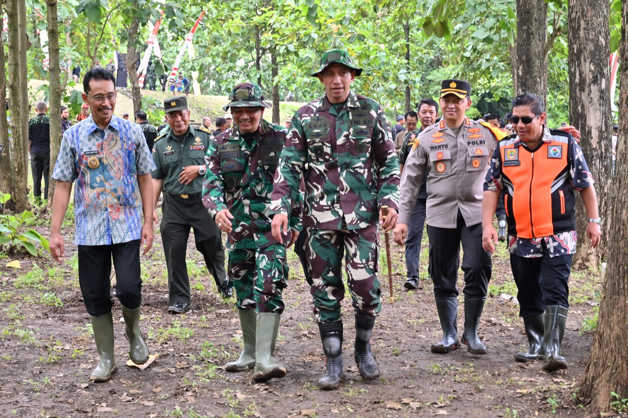 Dandim Sukoharjo Dampingi Danrem 074/Wrt Susur Sungai,Tanam Pohon di 5 titik Bantaran Sungai Bengawan Solo
