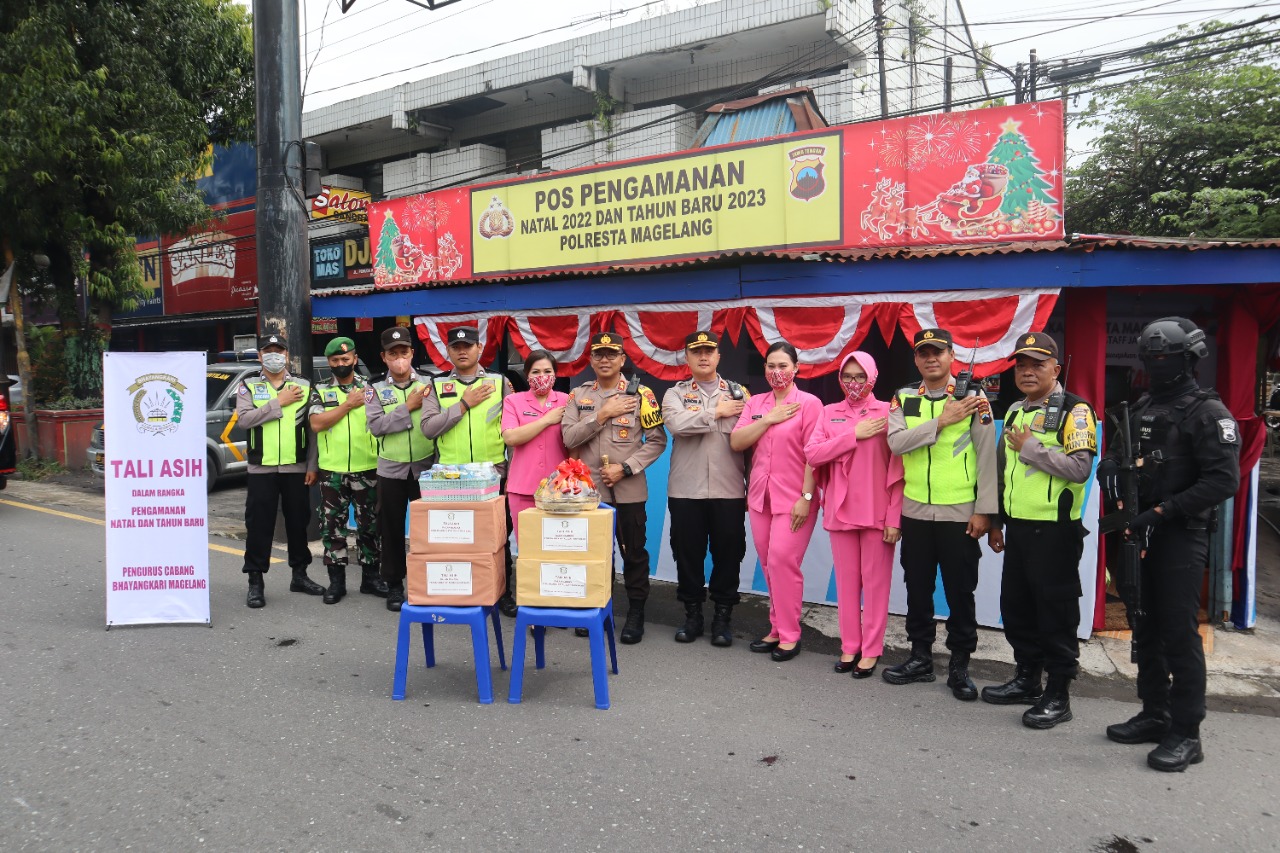 Plt Kapolresta Magelang Bersama Ketua Cabang Bhayangkari Polresta Magelang Kunjungi Pospam Ops Lilin Candi 2022