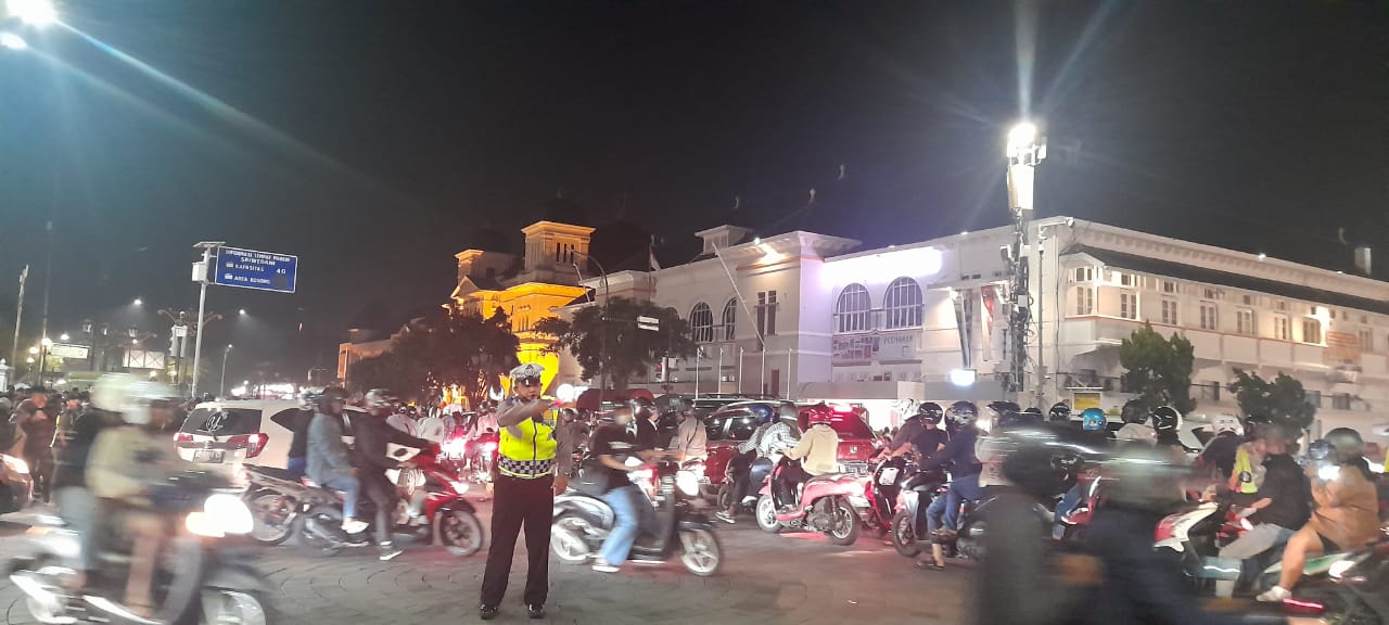 Malam Tahun Baru 2023 Polantas Sibuk Mengatur Arus Lantas di Perempatan Malioboro