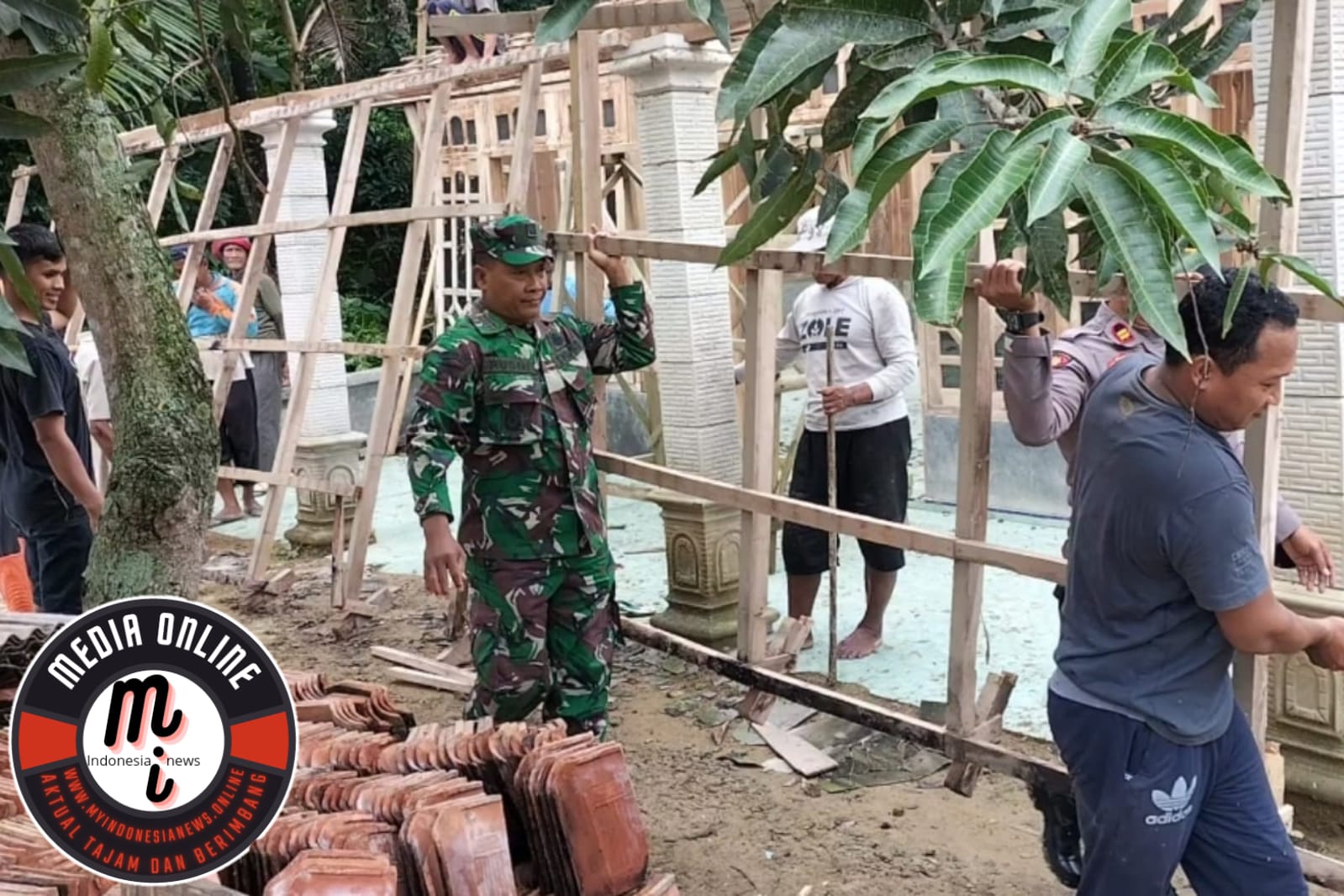 Bravo TNI..!! Danramil Sukodono Terjun Langsung Bantu Warga Terdampak Longsor