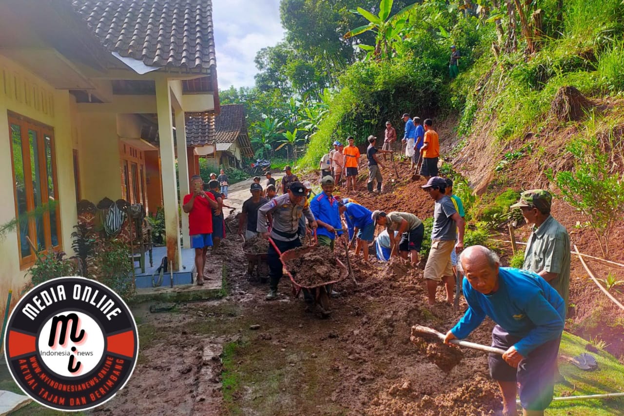 Masyarakat dan Polsek Salaman Berjibaku Evakuasi Pembersihan Tanah Longsor Dusun Palungan Sidosari