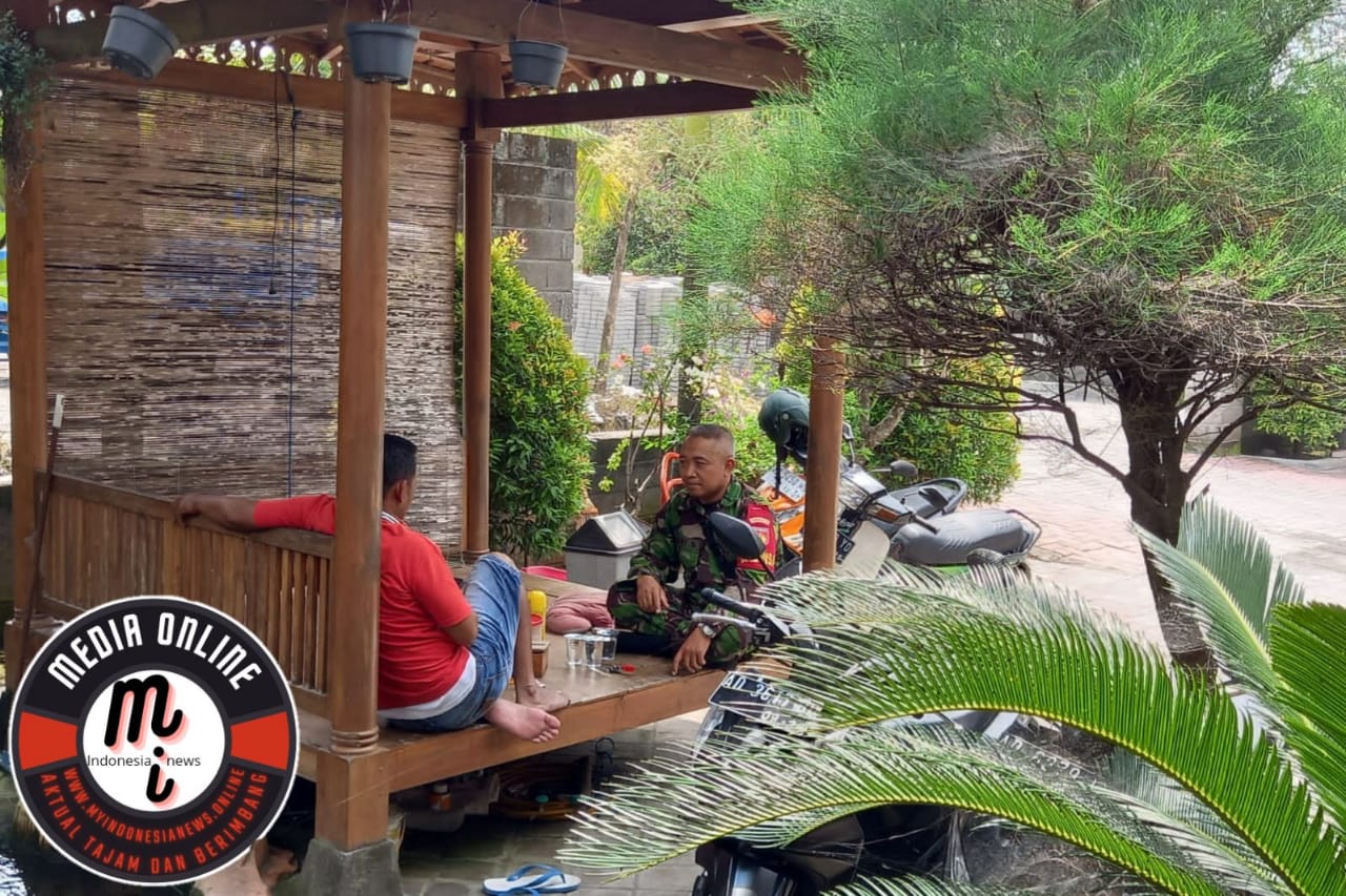 Pastikan Wilayahnya Tetap Kondusif,Babinsa Laksanakan Komsos Dengan Warga