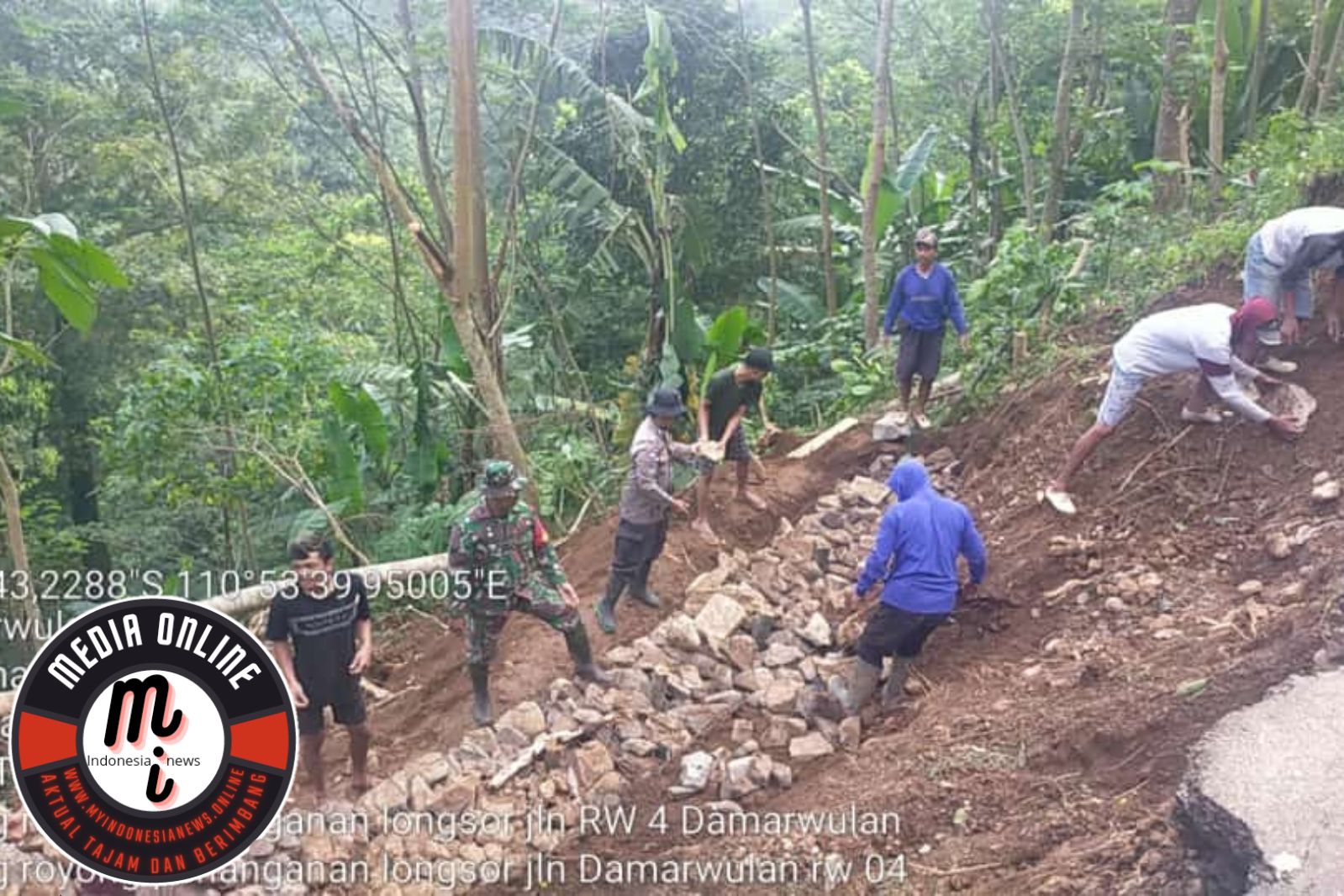Bersama Masyarakat Babinsa 08/Keling dan Bhabinkamtibmas  Kerja Bakti Bangun Talud Antisipasi Longsor