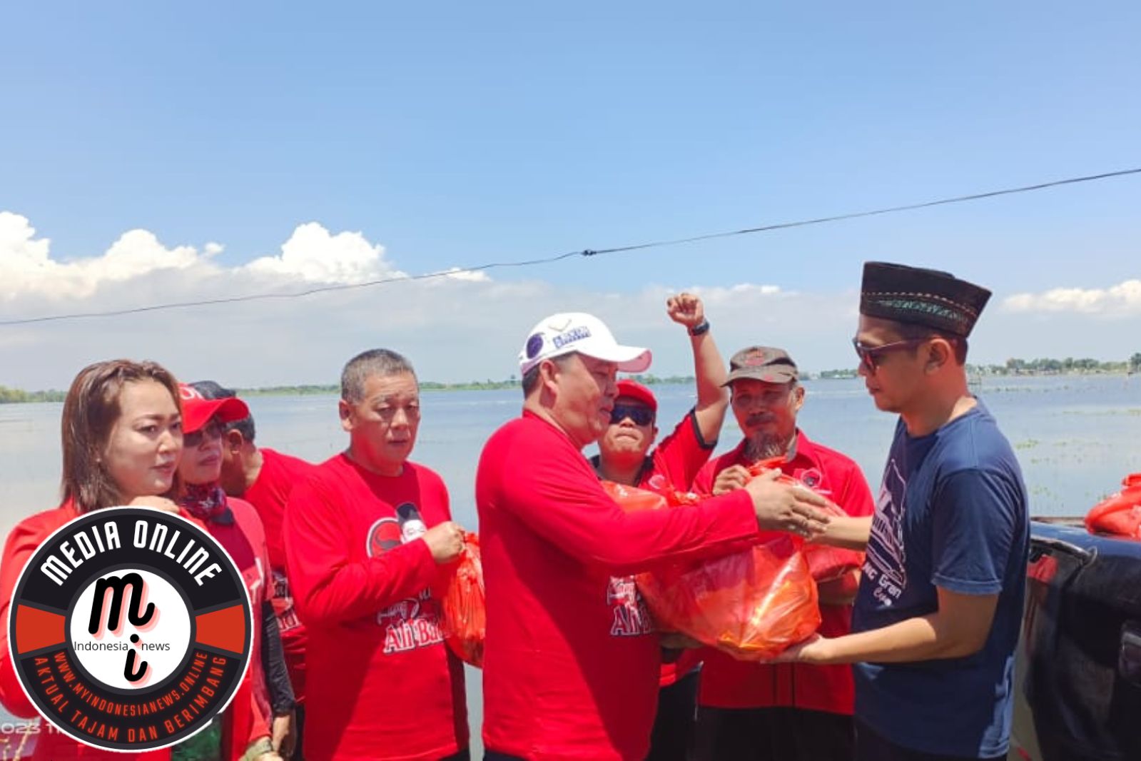 Ketua DPRD Pati,Ali Badrudin Distribusikan Ribuan Paket Sembako di Delapan Desa