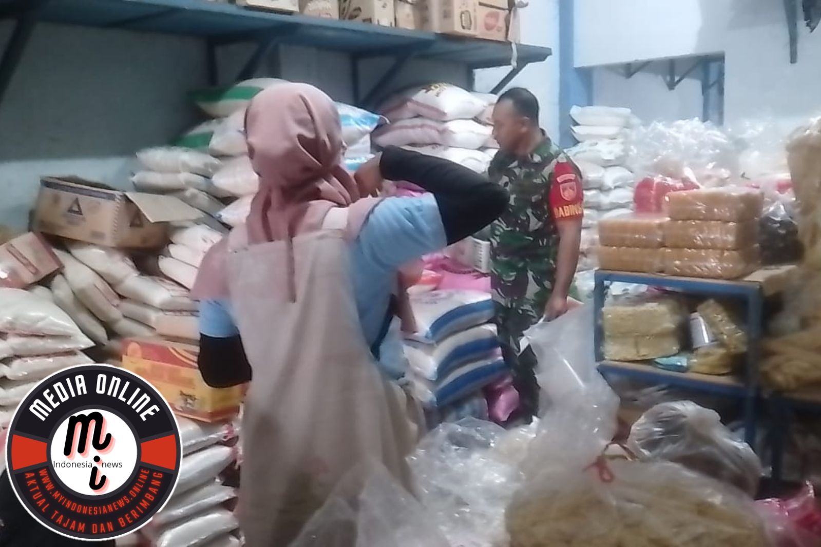 Komsos Babinsa Dengan Pedagang Pasar dan Pantau Standar Harga