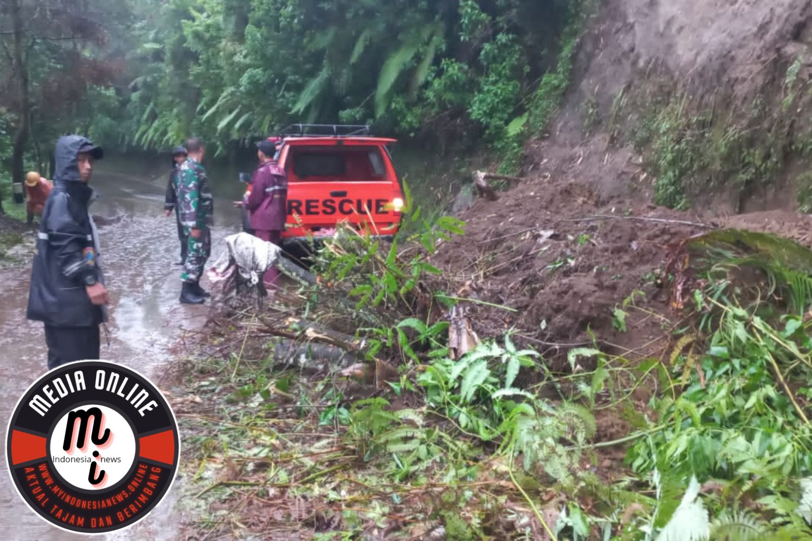Babinsa Koramil Selo Tanggap Bencana, Melakukan Evakuasi Warga dari Tanah Longsor