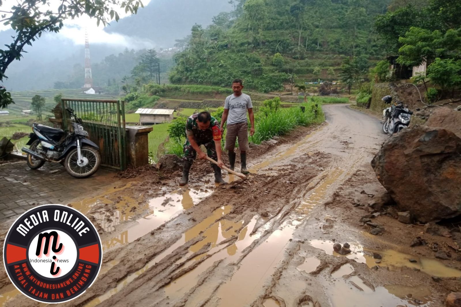 Kekompakan Babinsa dan Warga Binaan Kerjabakti dalam Pembersihan Material Lumpur