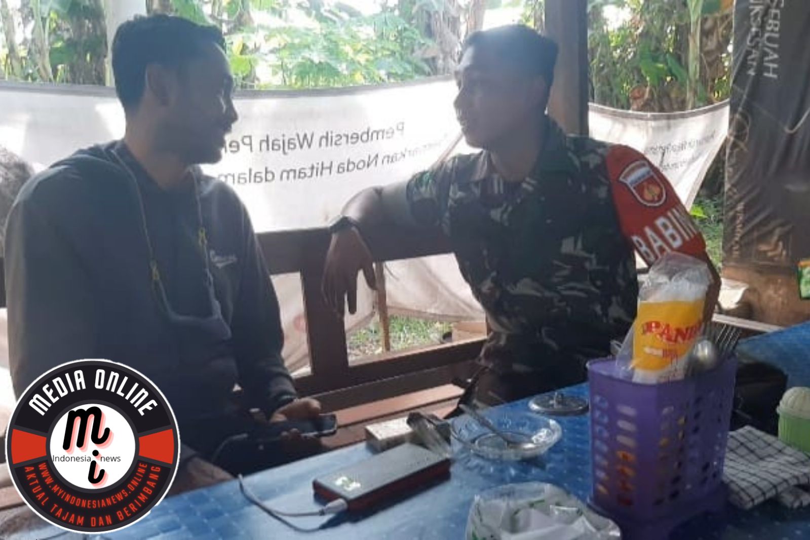 Komsos dengan Warga Babinsa Mendiskusikan Keamanan dan Kebersihan Lingkungan