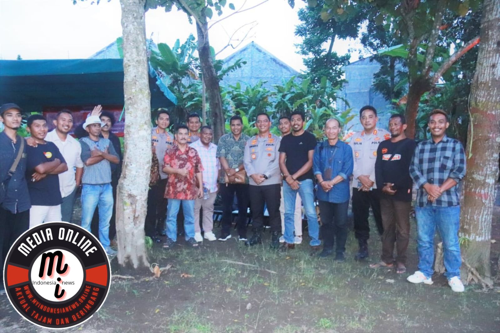 Kapolda DIY Menyerahkan Alat Pertanian Kepada Petani Milenial