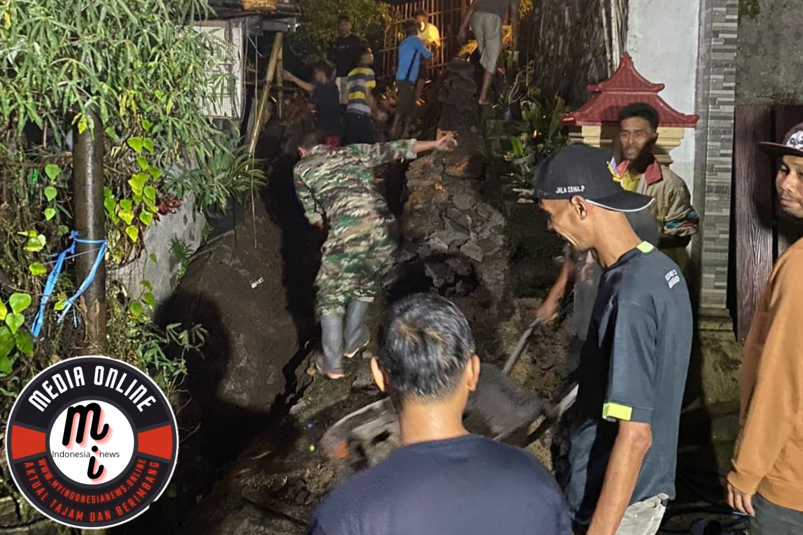 Bersama Warga Babinsa Windusari Berjibaku Bersihkan Material Longsor