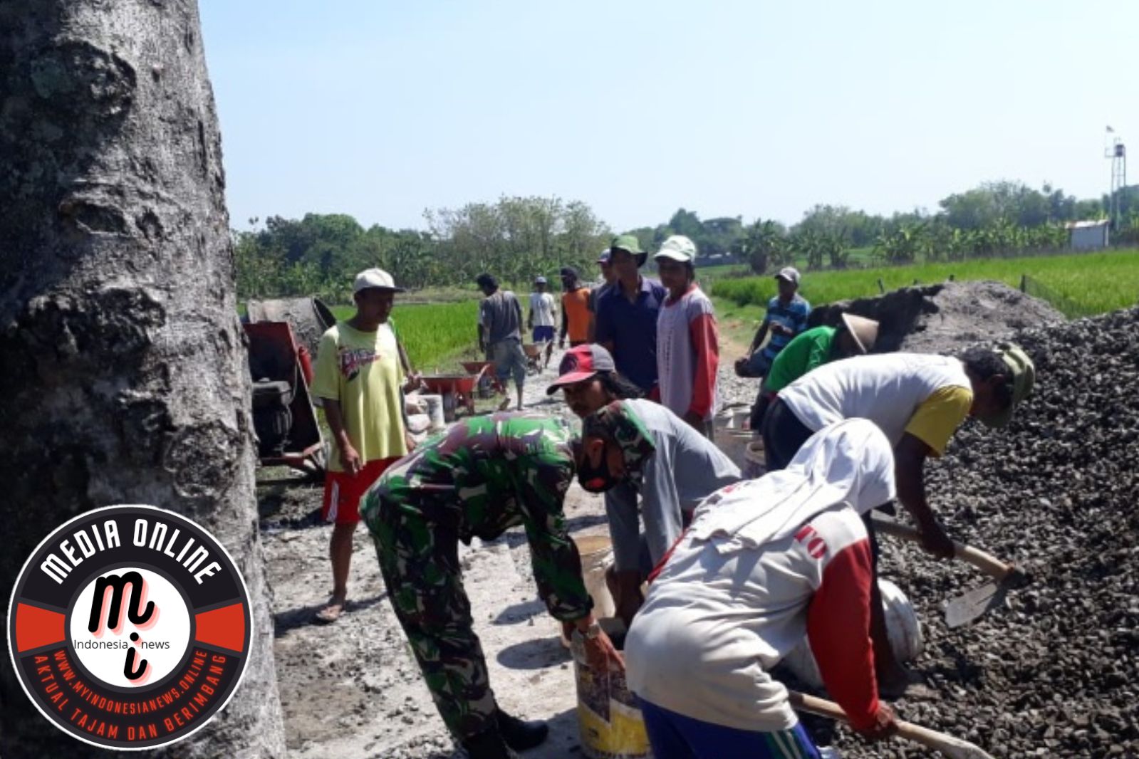 Babinsa Wonotolo Kompak Cor Jalan bersama Warga
