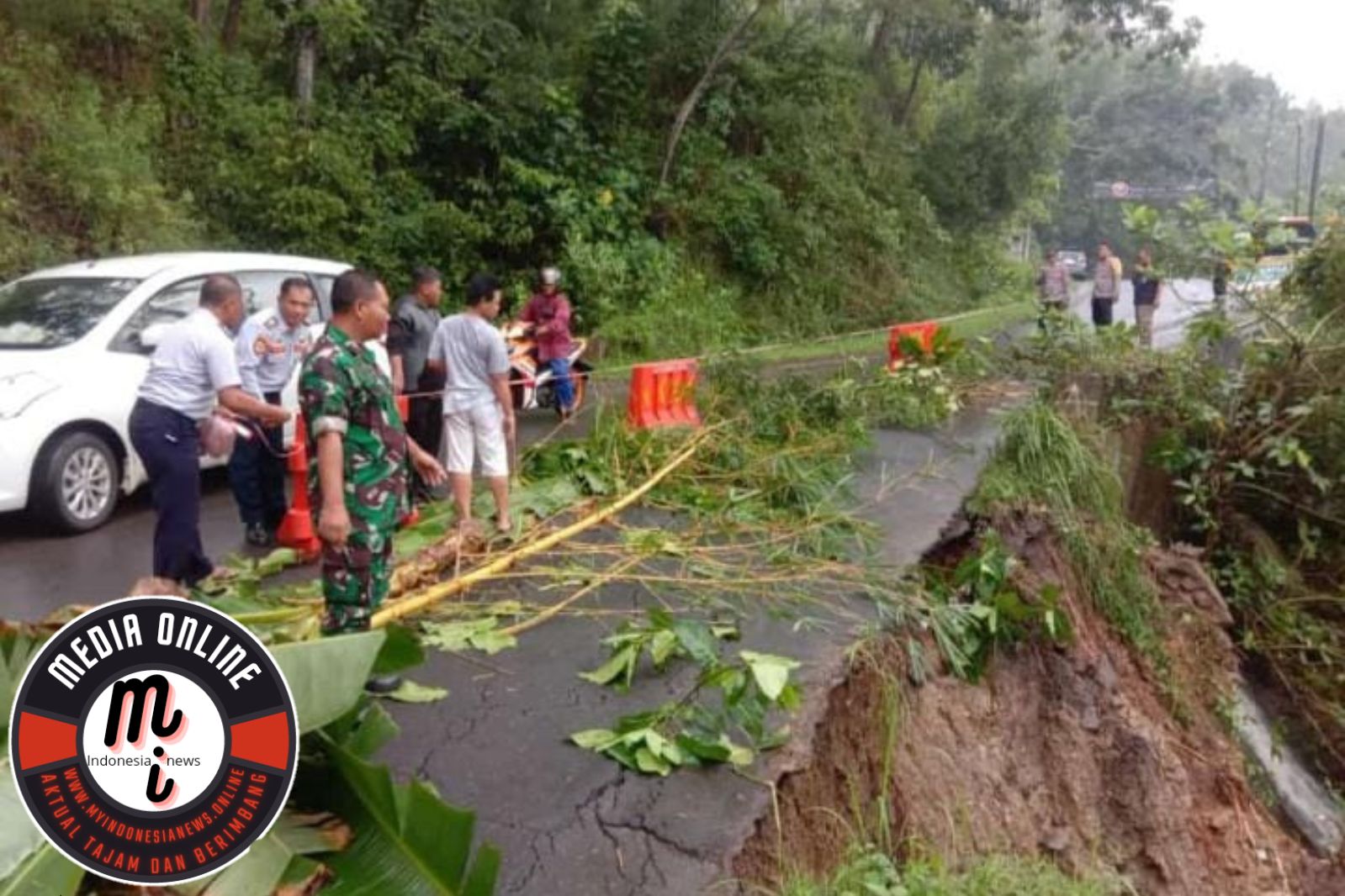 Breaking News!!!Gunung Madu Jalan Klego-Simo Longsor Akibat Hujan Deras