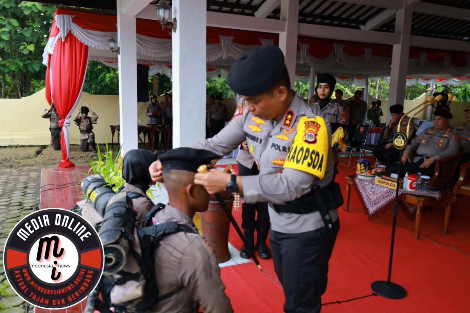 Kapolda DIY Menyiramkan Air Bunga Sekaligus Menyematkan Baret Kepada Bintara Remaja