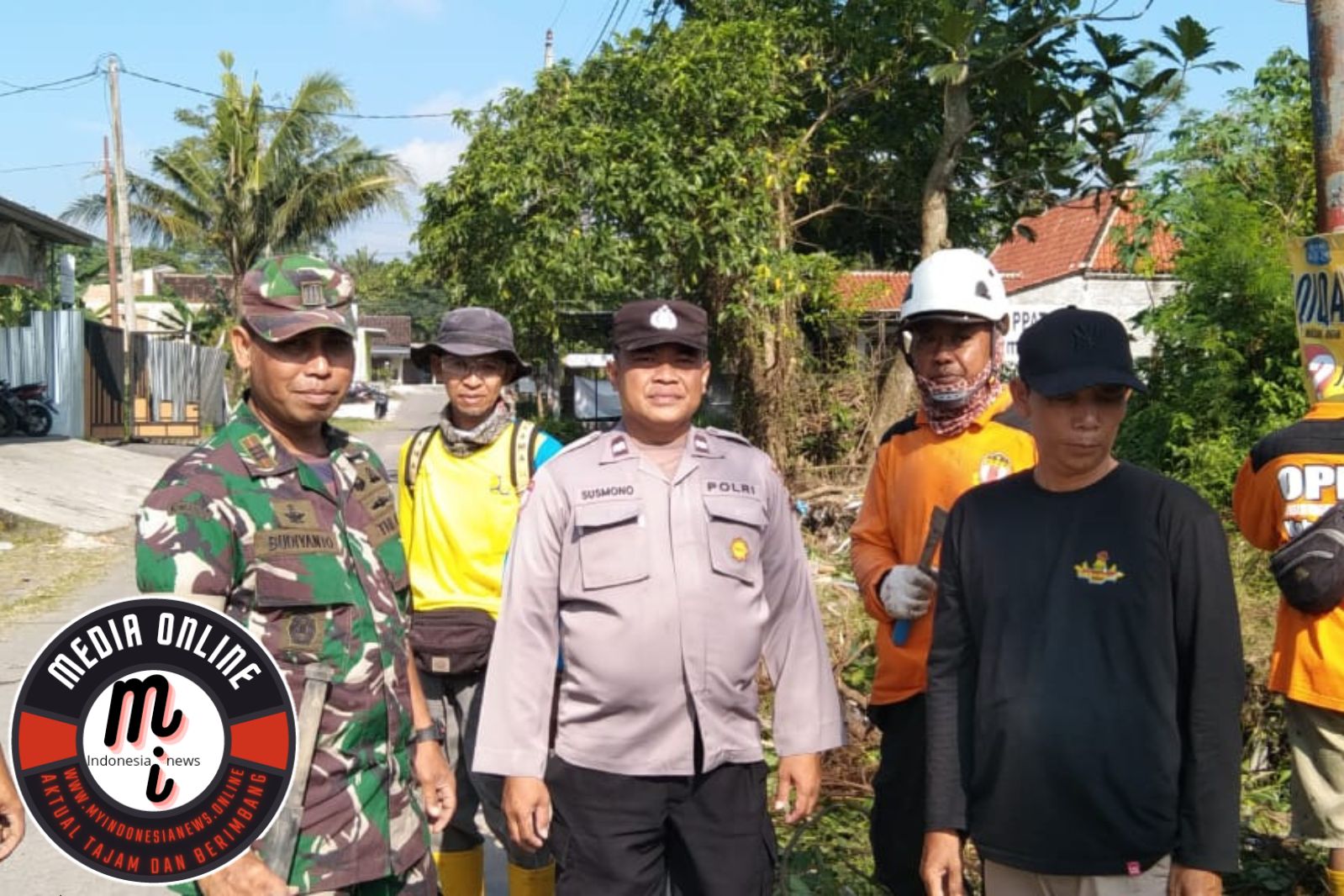 Gotong Royong Bersihkan Lingkungan, Danramil dan Jajaran Beserta Warga Dukuh Banyudono Antisipasi Banjir