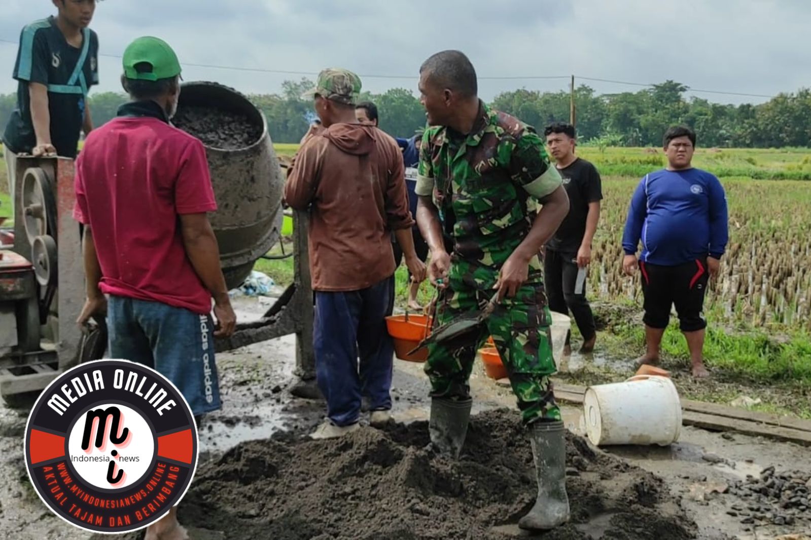 Berbaur Dengan Warga,Babinsa Koramil Simo Kejar Target TMMD Sengkuyung Tahap I TA 2023
