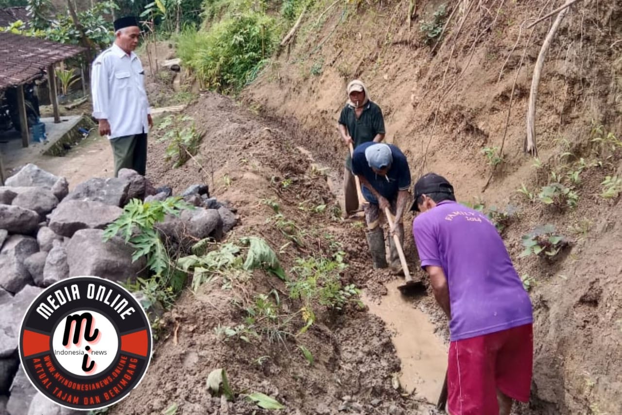 Pemerintah Desa Ngablak Wonosamodro Meninjau Pekerjaan Betonisasi untuk Mengatasi Ancaman Longsor