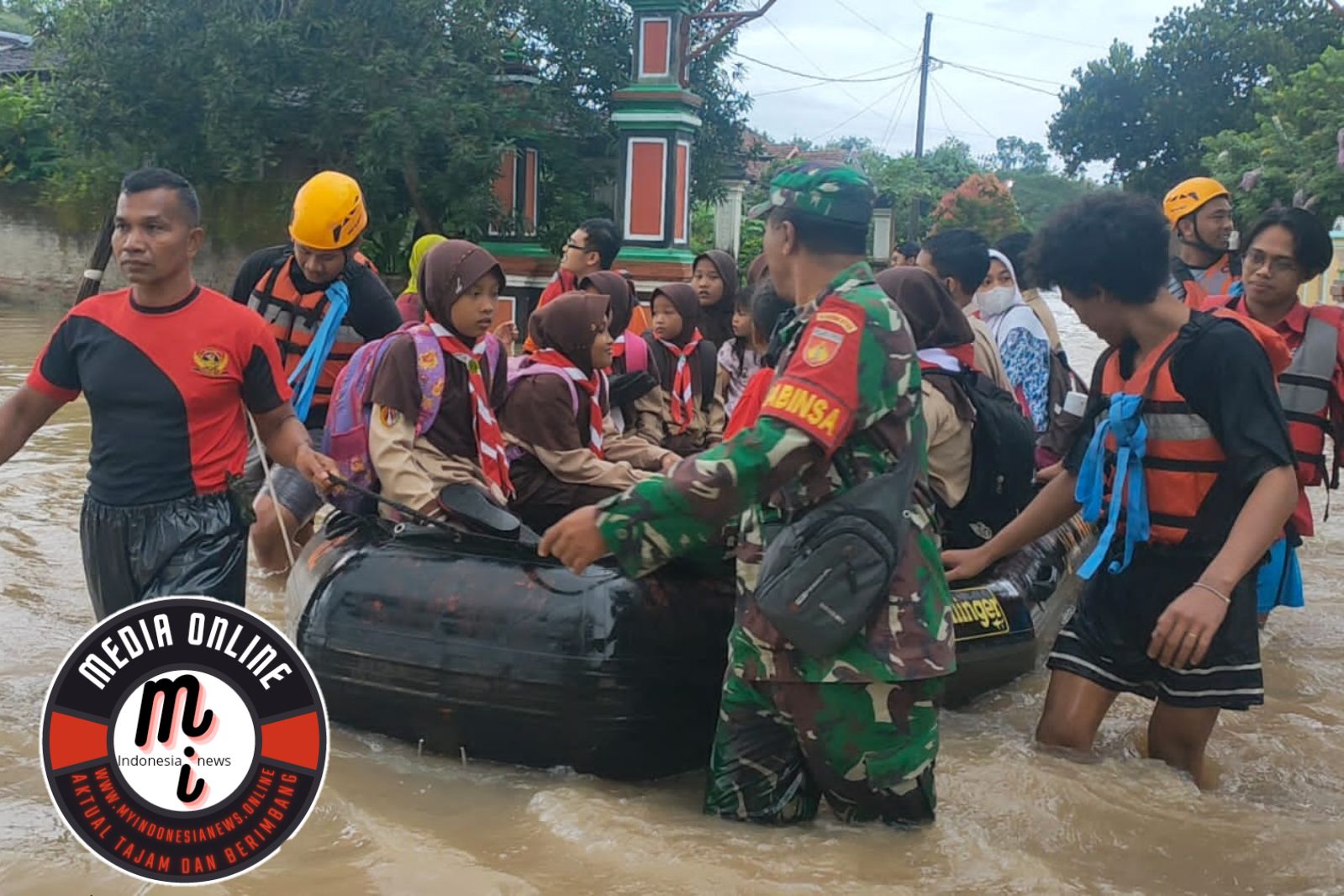 Gotong Royong Suksesi Ujian : Kodim Sragen dan SAR Berikan Dukungan kepada Anak-Anak Sekolah