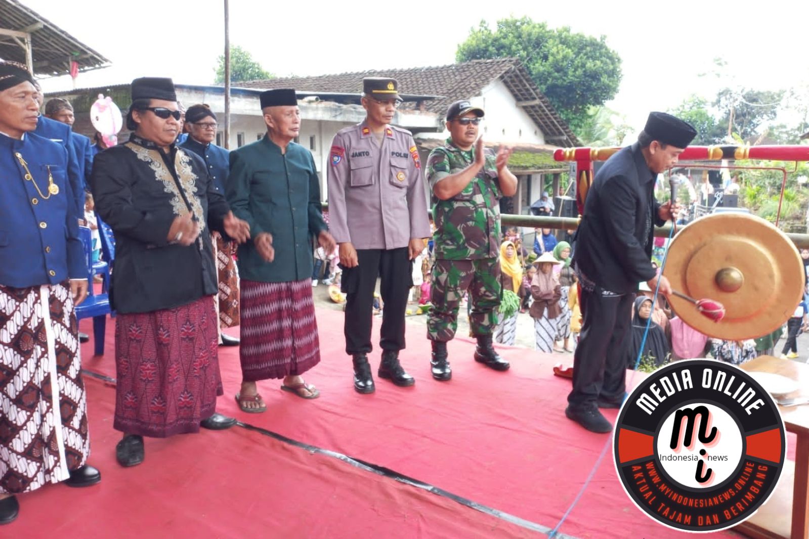 Forkopimcam dan Polsek Windusari Hadiri Kirab Budaya dan Merti Desa di Desa Windusari Magelang