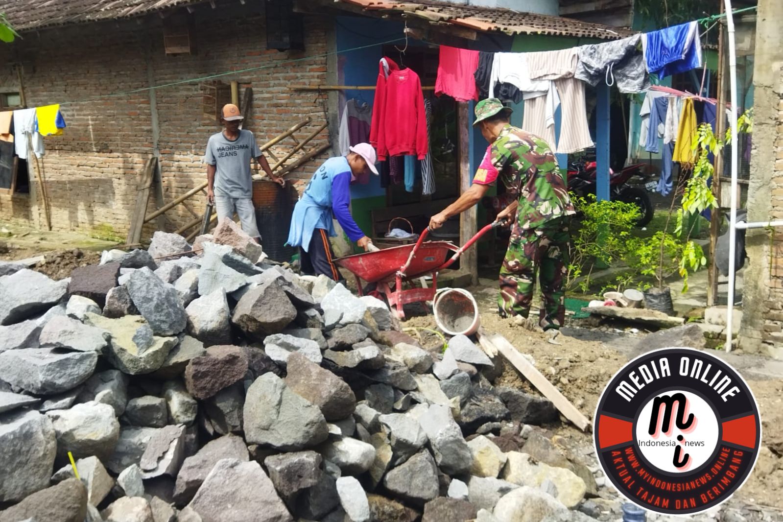 Ciptakan Keakraban bersama Warga Binaan, Babinsa Bantu Bangun Pondasi Rumah di Boyolali