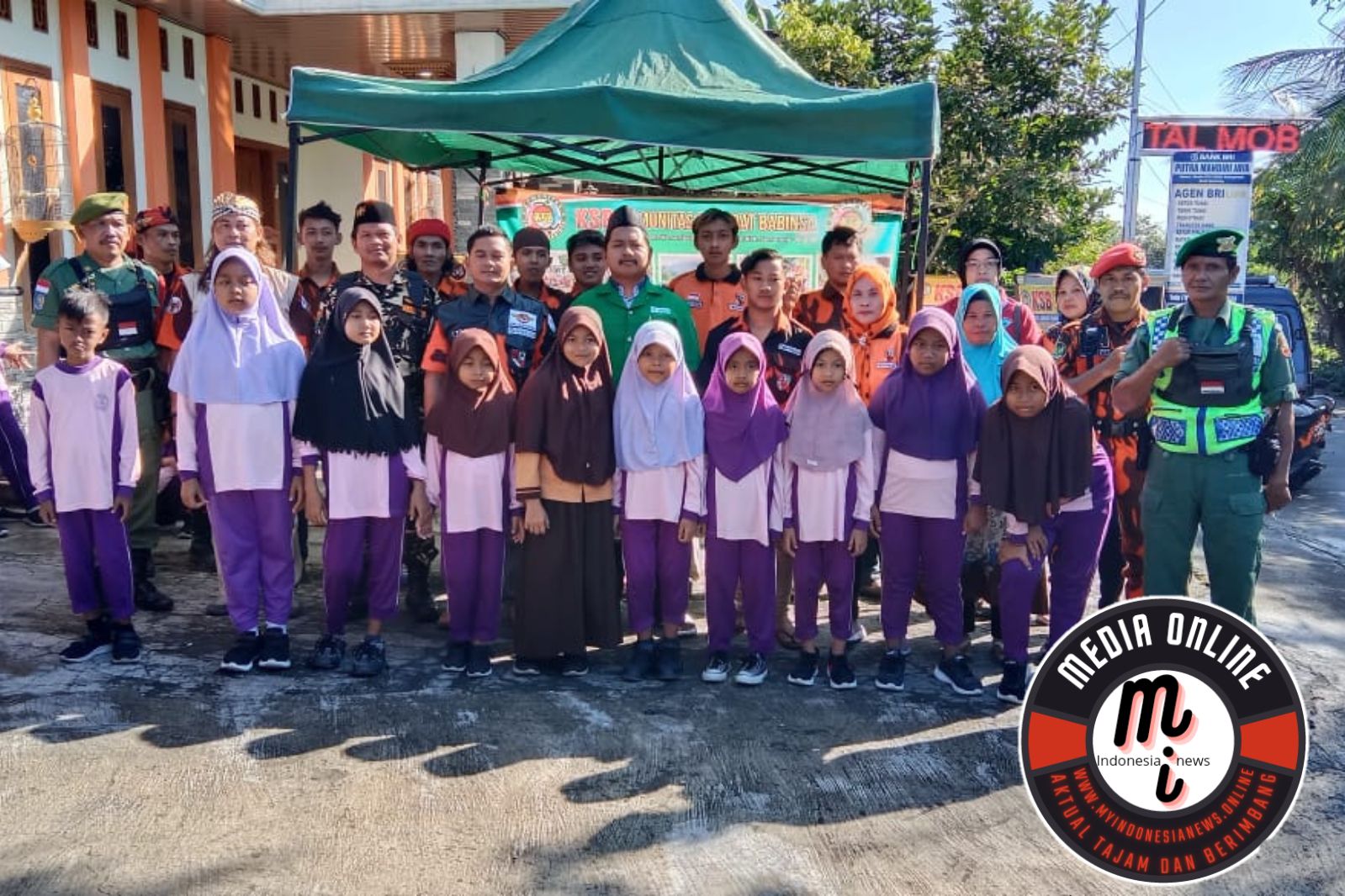 Bersinergi untuk Kebaikan: Kegiatan Bansos di Desa Kedung Ringin Suruh