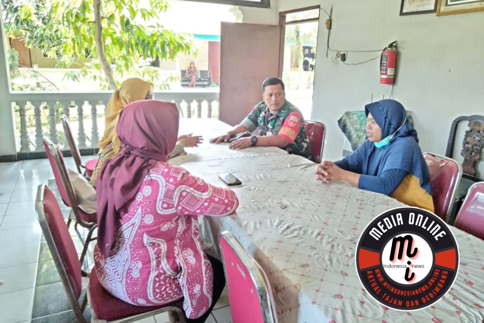 Babinsa Koramil 03/Serengan Surakarta Komsos dengan Lurah dan Ketua LPMK