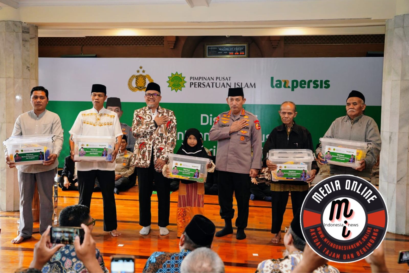 Sinergi Bareng PP Persis, Kapolri Salurkan 30 Ribu Sembako ke Warga yang Membutuhkan