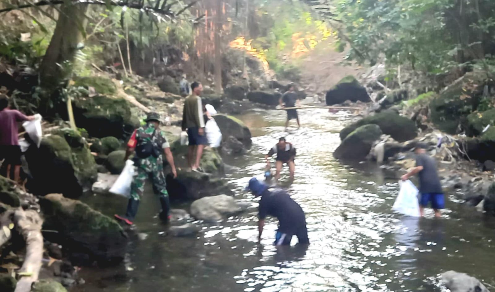 Warga Corongan Bersihkan Sungai Tambak Bayan, Wujud Nyata Kepedulian Lingkungan