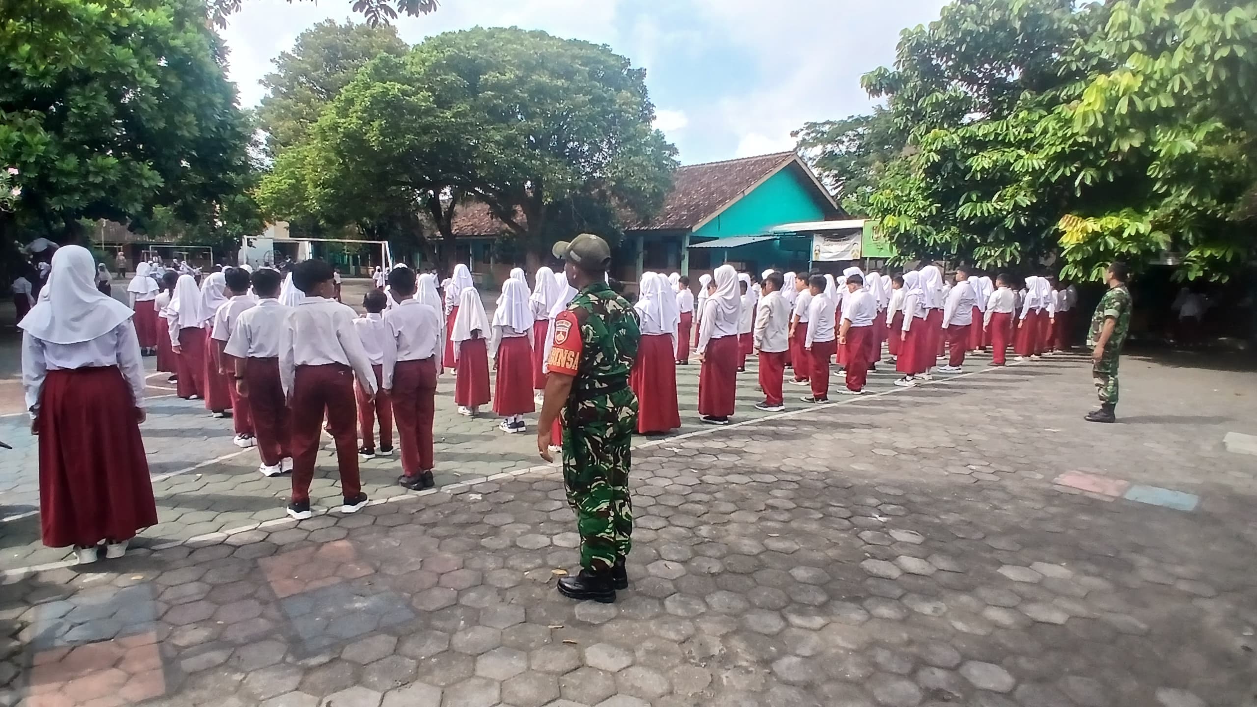 Koramil 11/Depok Latih Siswa SDN Nanggulan Sleman PBB dan Wawasan Kebangsaan